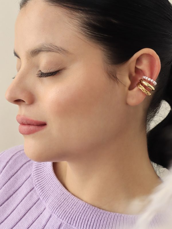 Earcuff Triple Perlado/ En baño de oro 24k. Marca Brazz By Roel.