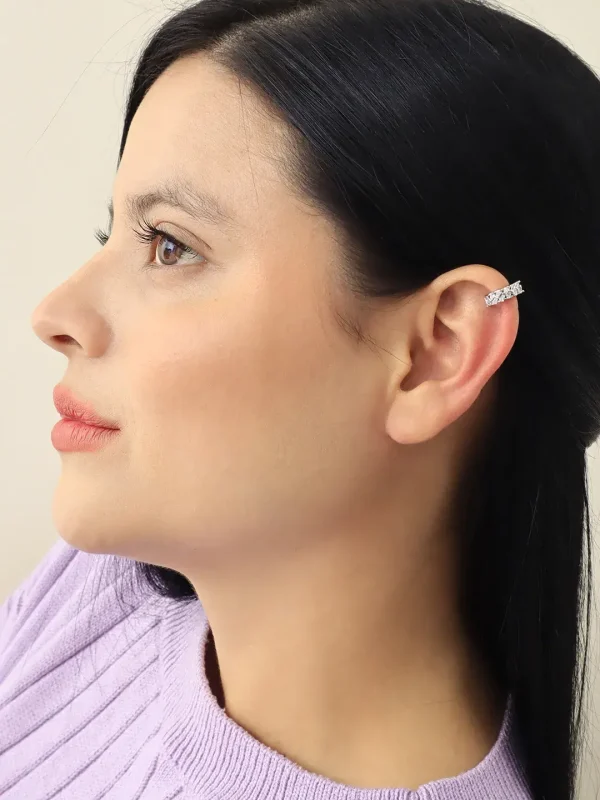 Earcuff plateado con micro-circones, en baño de rodinado marca Brazz by Roel 