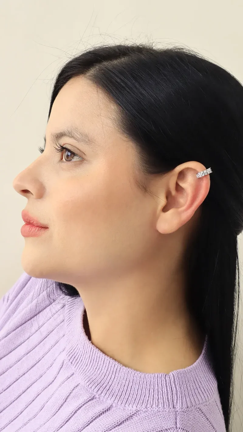 Earcuff plateado con micro-circones, en baño de rodinado marca Brazz by Roel 