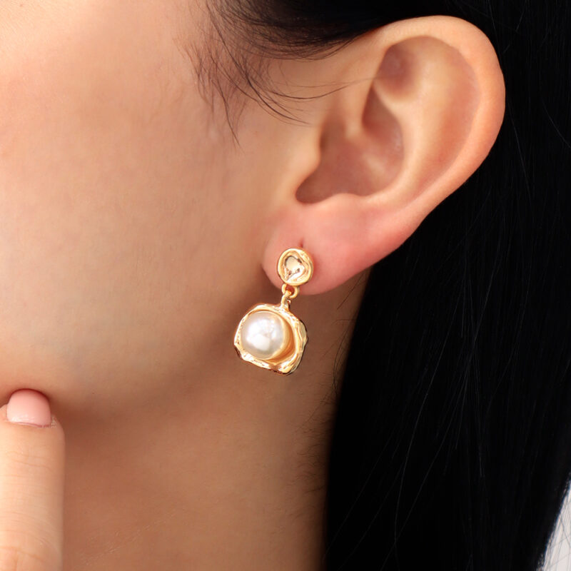Arete Topo Perla Dorado/ En Baño De Oro 24k. Marca Brazz By Roel.