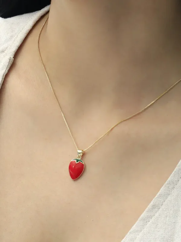 Collar Strawberry/ En Baño De Oro 24k. Marca Brazz By Roel.