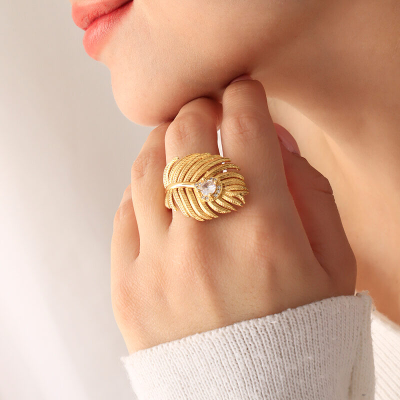 Anillo Pluma. En Baño De Oro 24K / Marca Brazz By Roel.